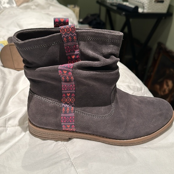 Brand new Toms youth boot
Laurel Castlerock grey suede 

In box never worn - Picture 4 of 8
